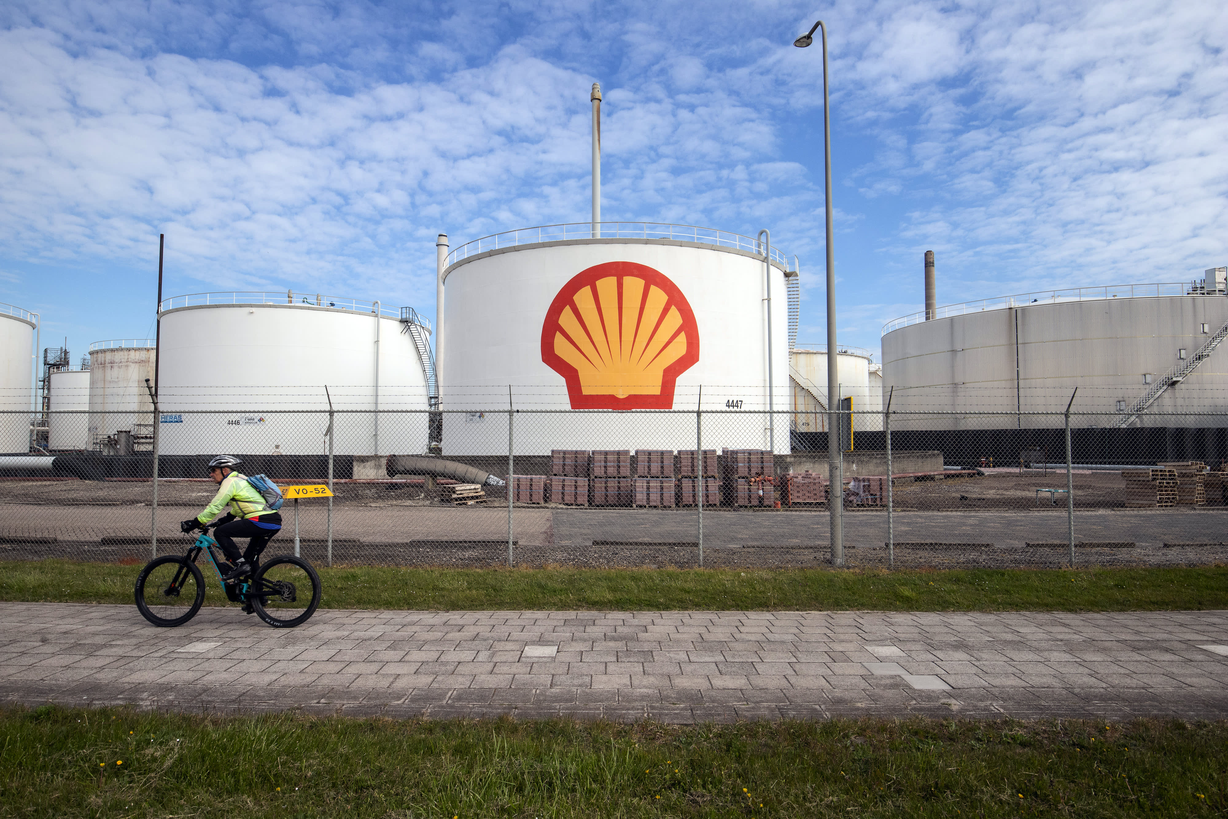 DrawMedia.net / Big Oil Spends on Investors, Not Output, Prolonging Crude Crunch
